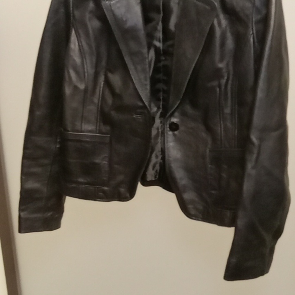 100% leather Is black leather